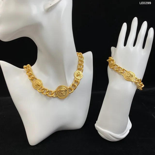 Versace سلسلة رد الفعل قلادة ذهبية سميكة كيرب Medusa نقوش المداليون 9