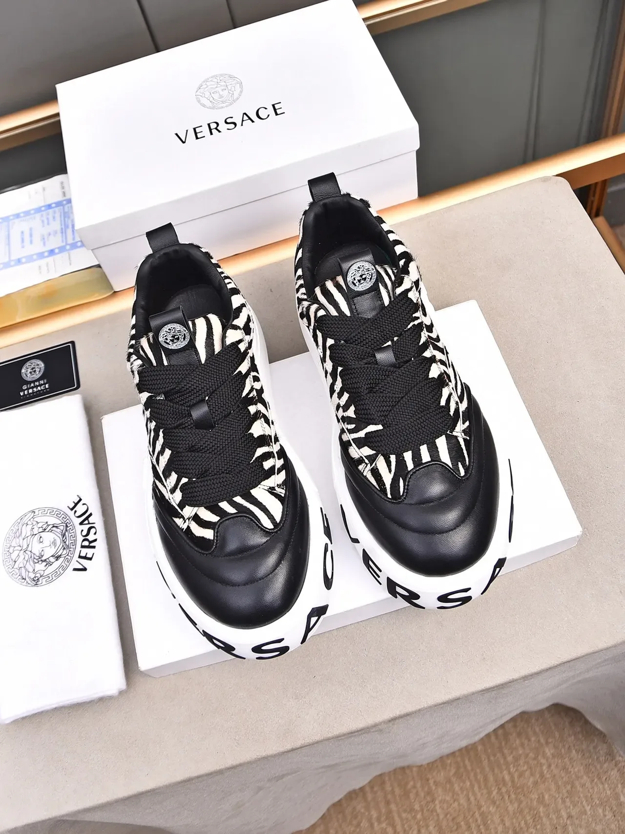 Versace Chain Reaction जेब्रा प्रिंट हेयरकल्फ लाइफस्टाइल स्नीकर 2