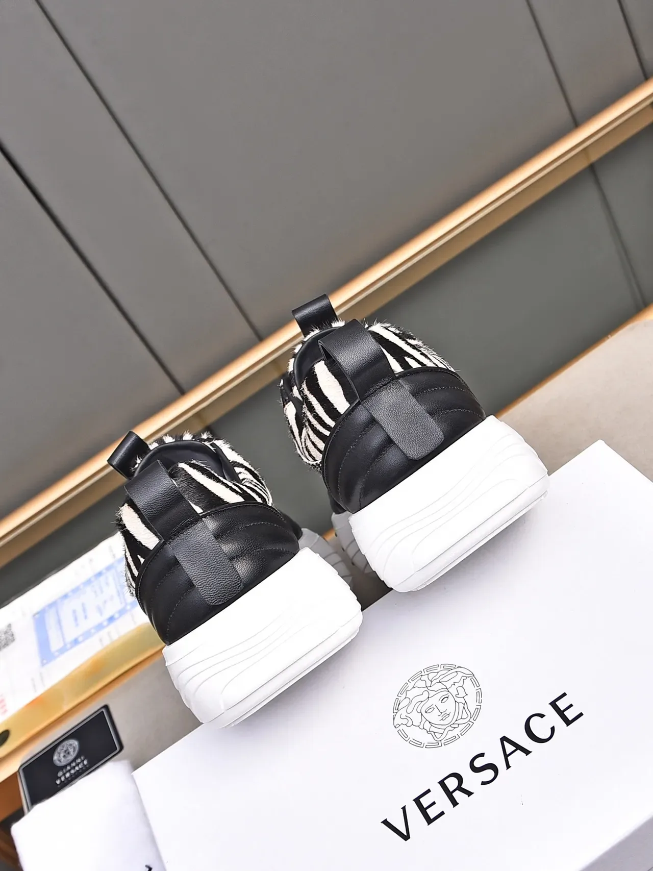 Versace Chain Reaction जेब्रा प्रिंट हेयरकल्फ लाइफस्टाइल स्नीकर 3