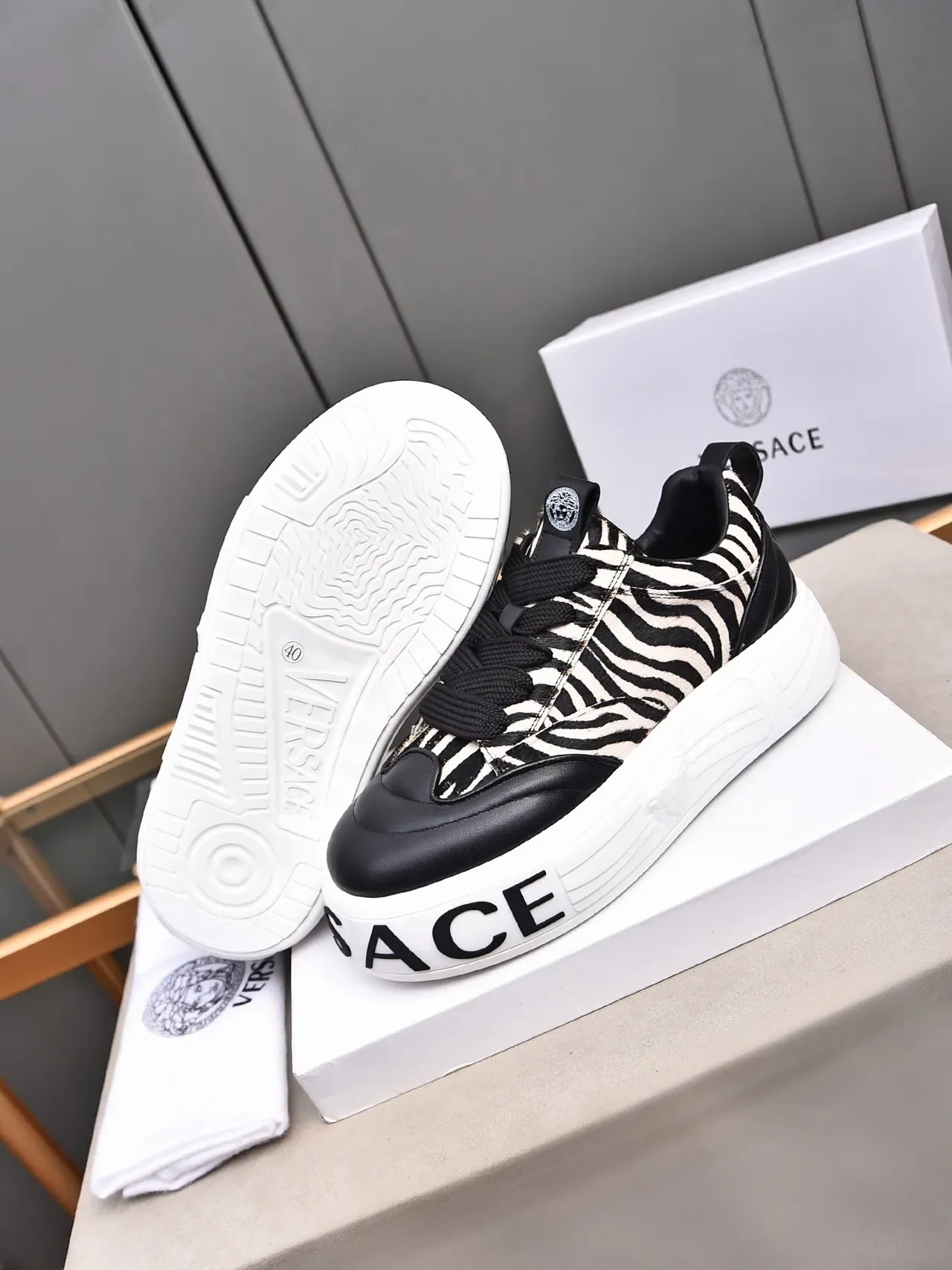 Versace Chain Reaction जेब्रा प्रिंट हेयरकल्फ लाइफस्टाइल स्नीकर 4