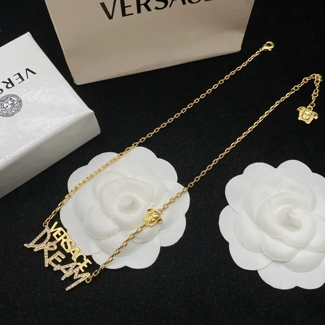 Versace Dream Gold Cadena Transparente Pavé-Crystal Letra Collar 3