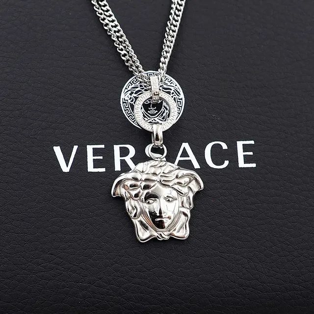 Versace Medusa Colar de metal com pingente de cabeça em ouro 4