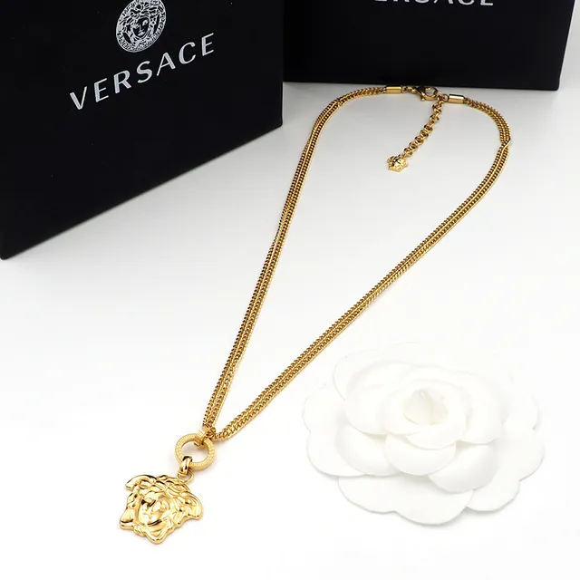 Versace Medusa Colar de metal com pingente de cabeça em ouro 5