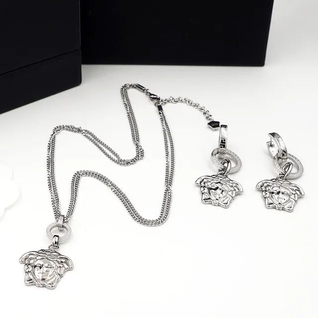 Versace Medusa Colar de metal com pingente de cabeça em ouro 8
