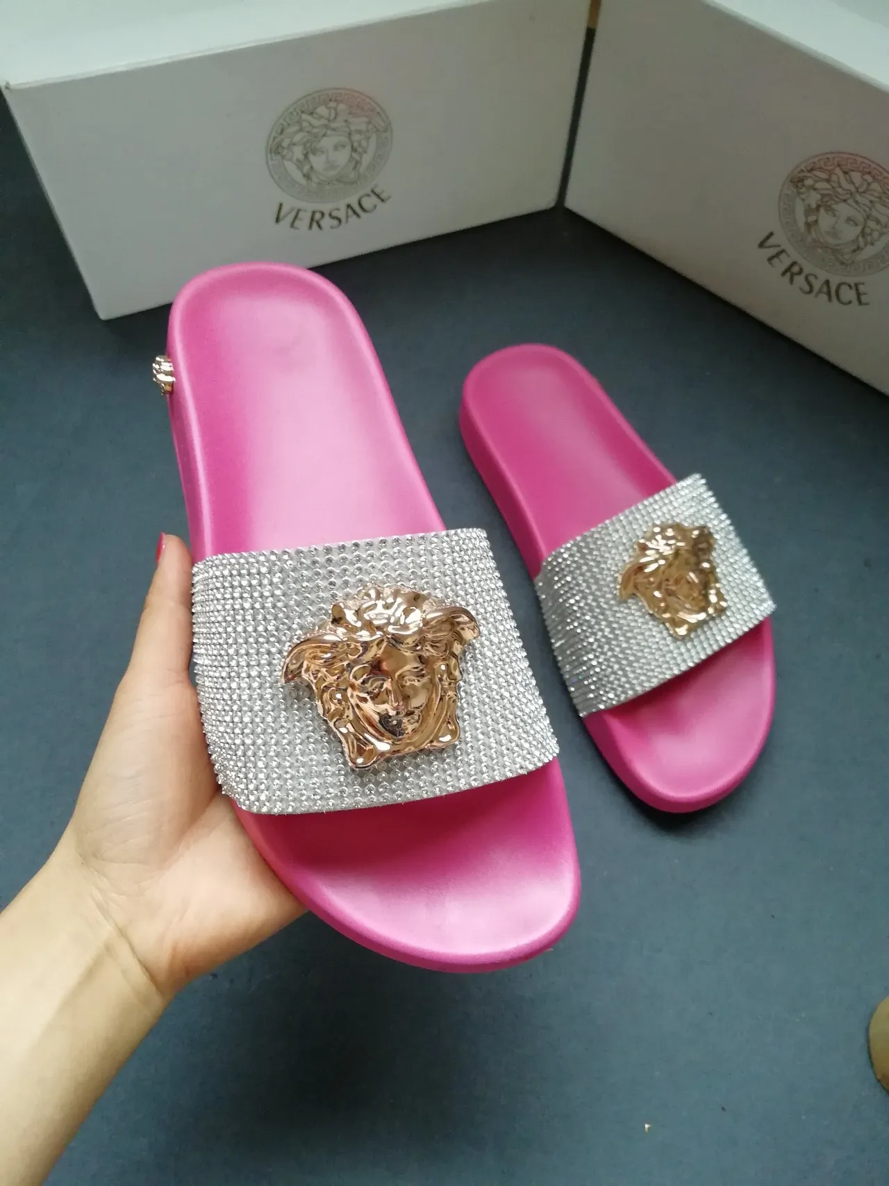 Versace Medusa Slide Sandalias Rosa con Correa de Cristal 2
