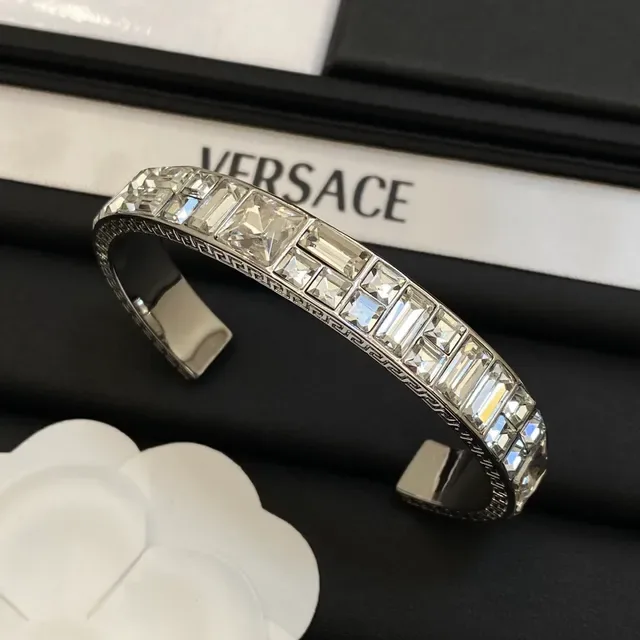 Versace ओडिसिया क्रिस्टल-पावे ग्रेका की ओपन कफ ब्रेसलेट्स 3