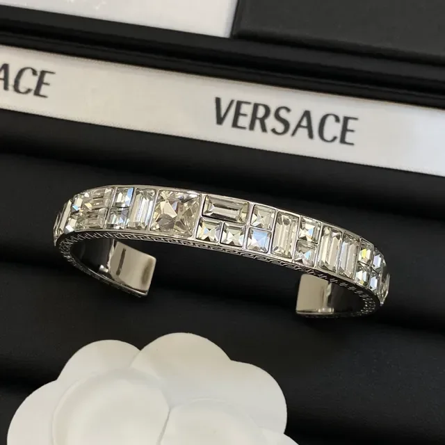 Versace ओडिसिया क्रिस्टल-पावे ग्रेका की ओपन कफ ब्रेसलेट्स 6