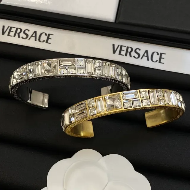 Versace ओडिसिया क्रिस्टल-पावे ग्रेका की ओपन कफ ब्रेसलेट्स 7