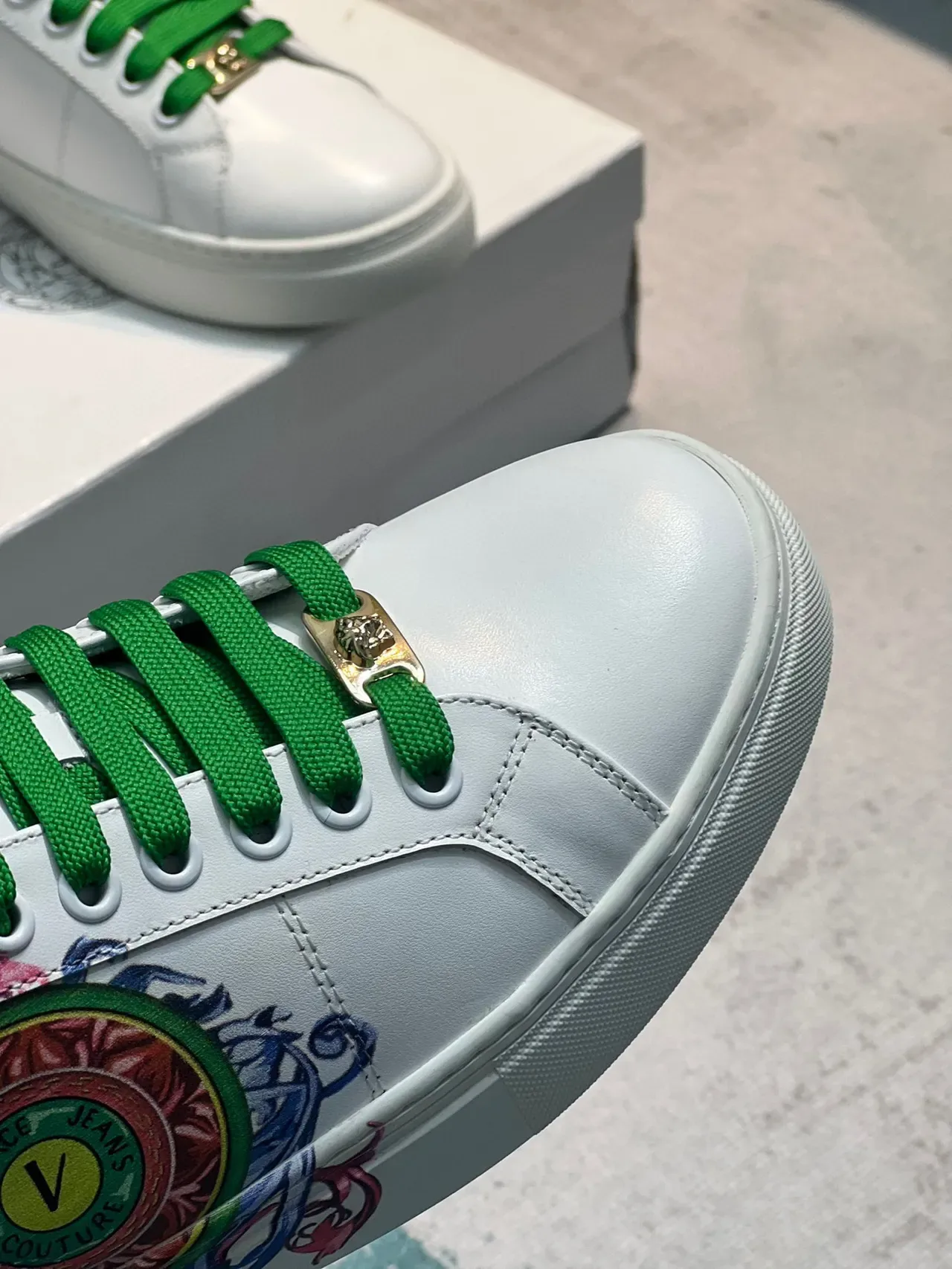 Versace Sneakers Lifestyle Blancs et Verts Cuir Lacets 3