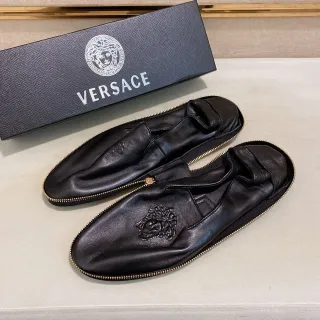 Versace 黑色金压印美杜莎拉链乐福鞋