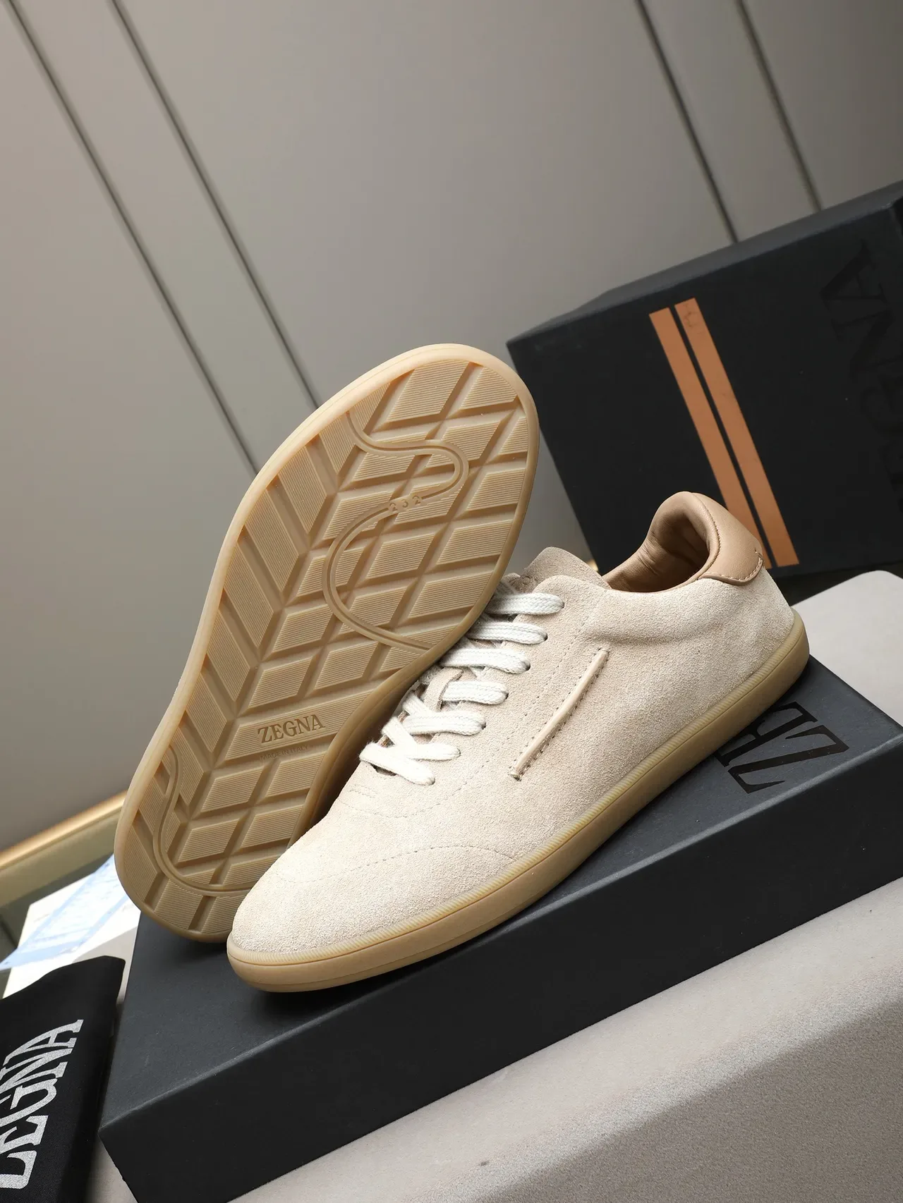 Zegna Beige Tênis Minimalista de Suède Lifestyle 4