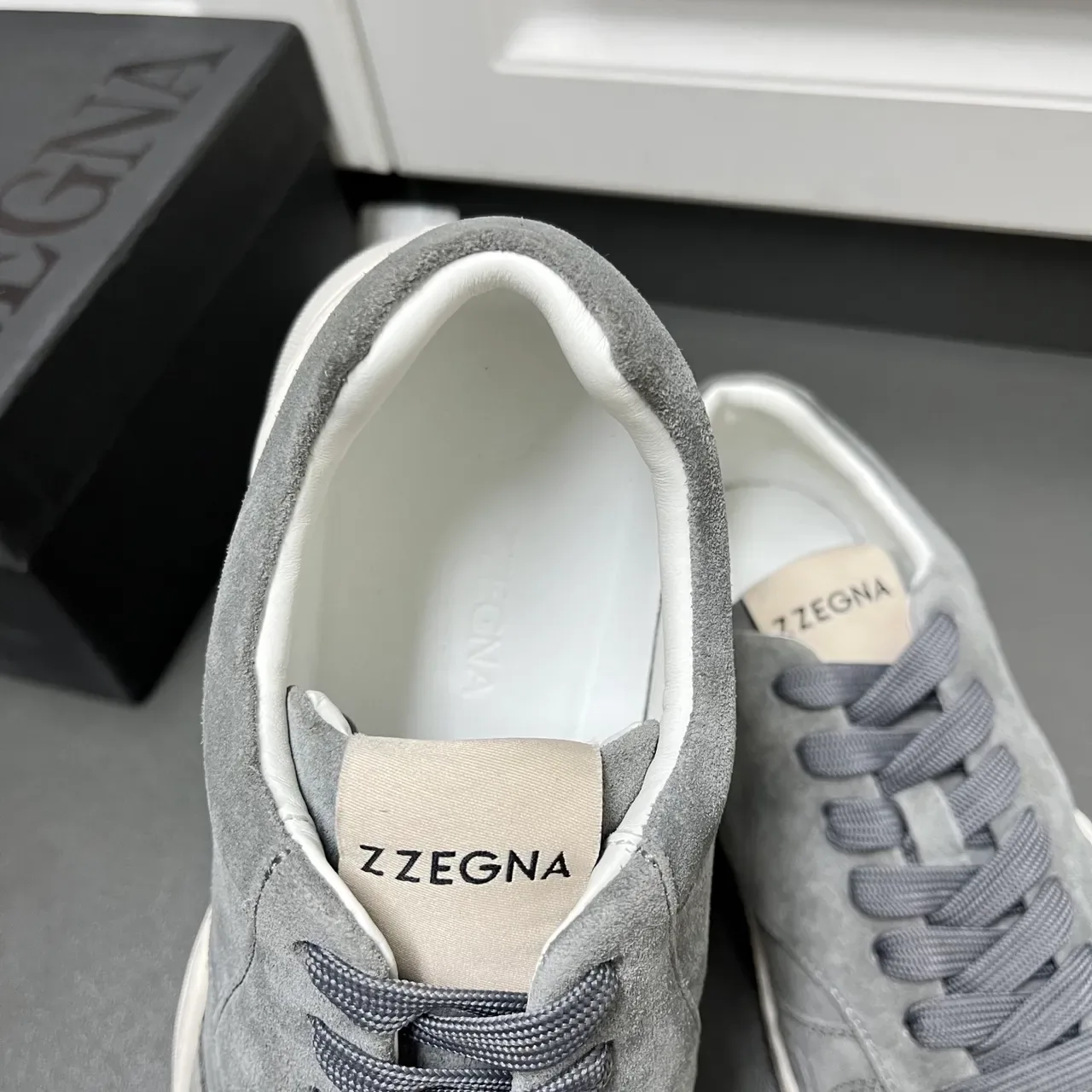 Zegna Lifestyle ग्रे व्हाइट सूड उपर पैनल्ड कंस्ट्रक्शन लाइफस्टाइल स्नीकर 4