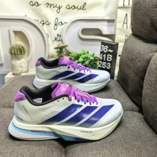 Adidas Adizero Lightstrike Pro blanches, violettes, bleues chaussures de course