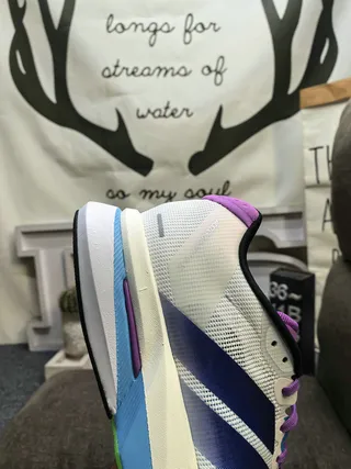 Adidas Adizero Lightstrike Pro brancos, roxos, azuis tênis de corrida 3