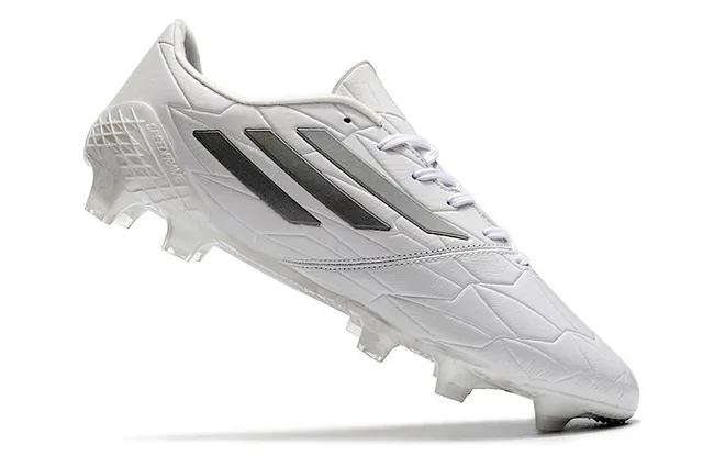 Adidas adizero সাদা রূপালি হোলোগ্রাফিক ফার্ম-গ্রাউন্ড সকার শোজ 20