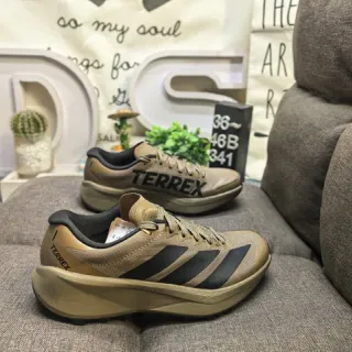 Adidas बेज काला हल्का जाली ऊपरी तीन पट्टियाँ साइड ब्रांडिंग रनिंग जूते
