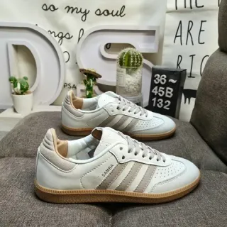 Adidas 米色棕色低帮镂空脚趾生活方式运动鞋