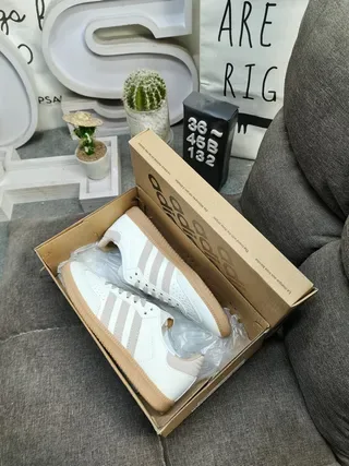 Adidas Zapatillas Lifestyle Beige Marrón de Bajo Perforadas en los Dedos 3