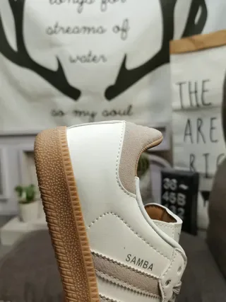 Adidas Zapatillas Lifestyle Beige Marrón de Bajo Perforadas en los Dedos 4