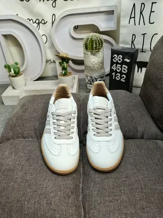Adidas Zapatillas Lifestyle Beige Marrón de Bajo Perforadas en los Dedos 10