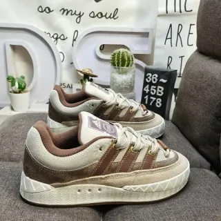 Adidas 米色棕低帮麂皮和纺织面料上身的休闲运动鞋