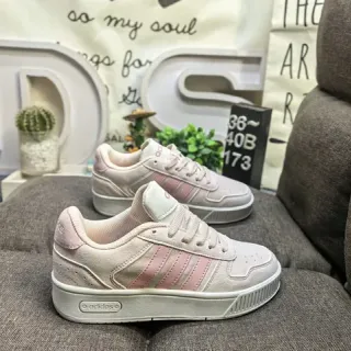Adidas حذاء رياضي أسلوب حياة بلون بيج ووردي منخفض من سويد وميش