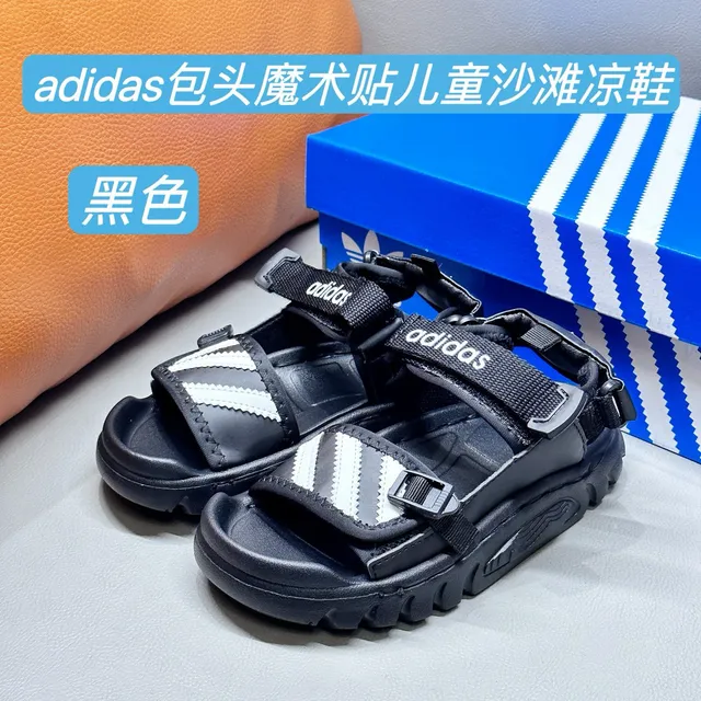Adidas صندل أسود وأبيض بثلاث شرائط للأطفال 3