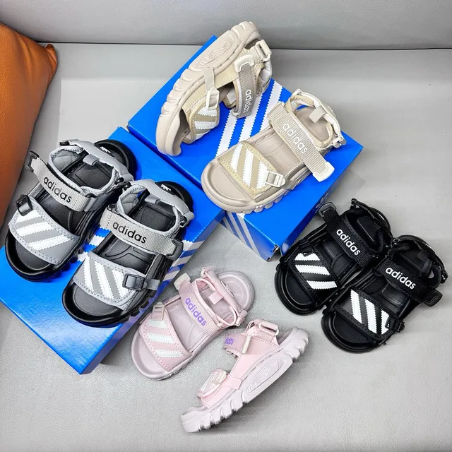 Adidas صندل أسود وأبيض بثلاث شرائط للأطفال 6