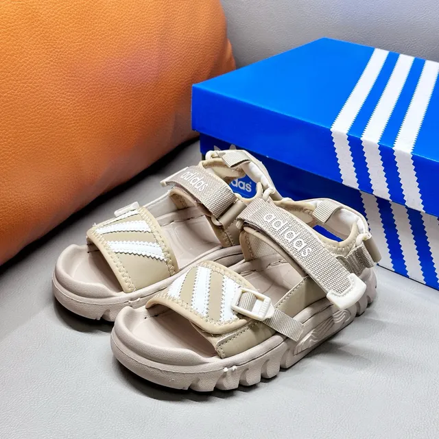 Adidas صندل أسود وأبيض بثلاث شرائط للأطفال 8