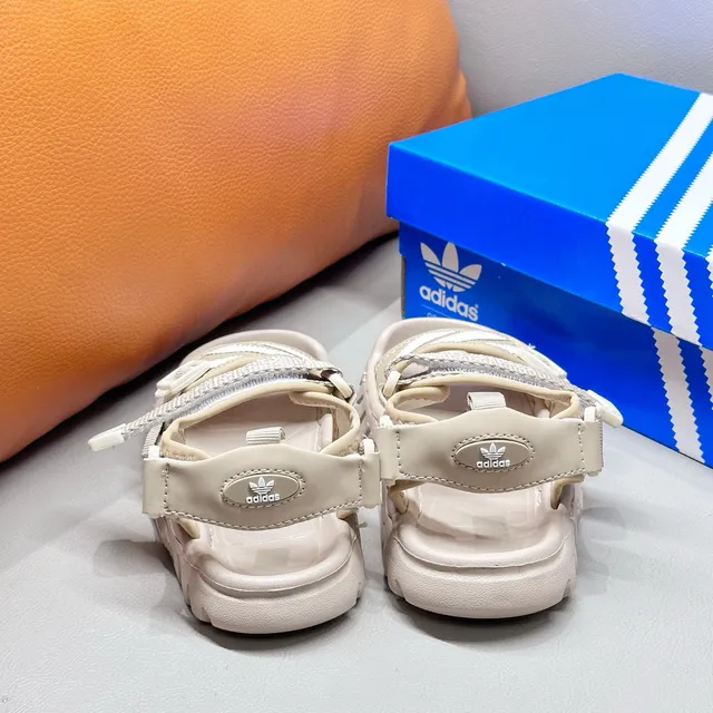 Adidas صندل أسود وأبيض بثلاث شرائط للأطفال 9