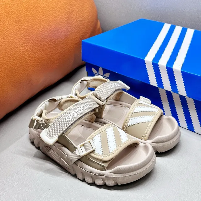 Adidas صندل أسود وأبيض بثلاث شرائط للأطفال 10