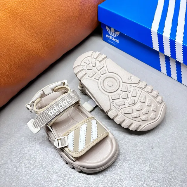 Adidas صندل أسود وأبيض بثلاث شرائط للأطفال 11