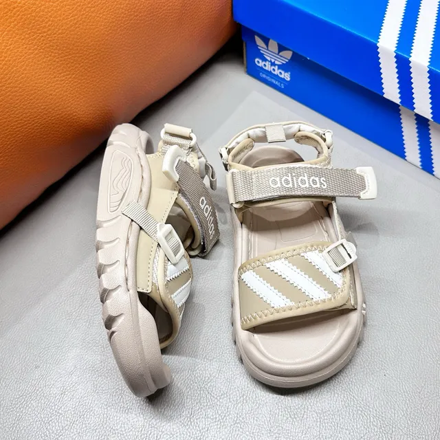 Adidas صندل أسود وأبيض بثلاث شرائط للأطفال 12
