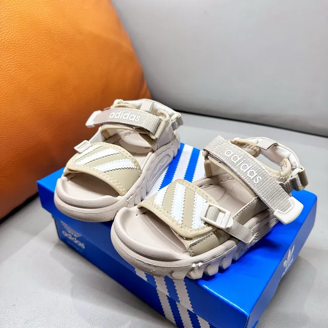 Adidas صندل أسود وأبيض بثلاث شرائط للأطفال 13
