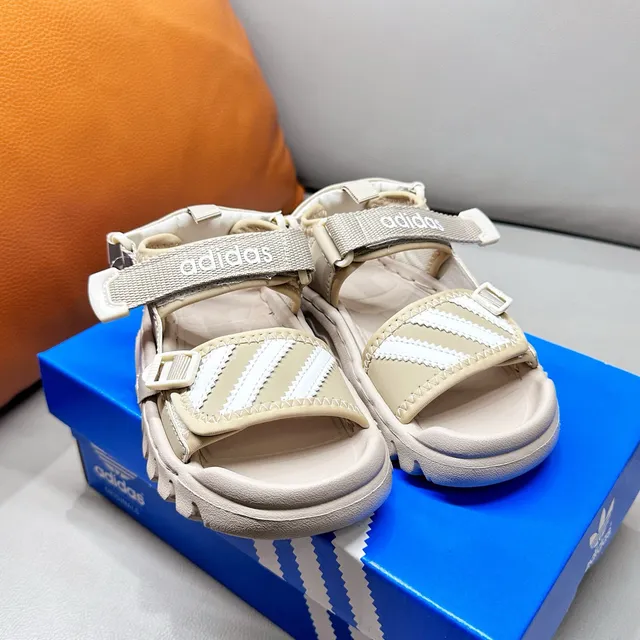 Adidas صندل أسود وأبيض بثلاث شرائط للأطفال 15
