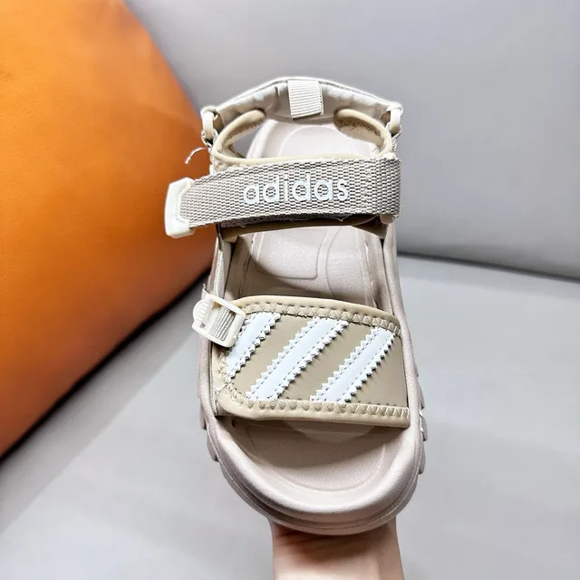 Adidas صندل أسود وأبيض بثلاث شرائط للأطفال 16