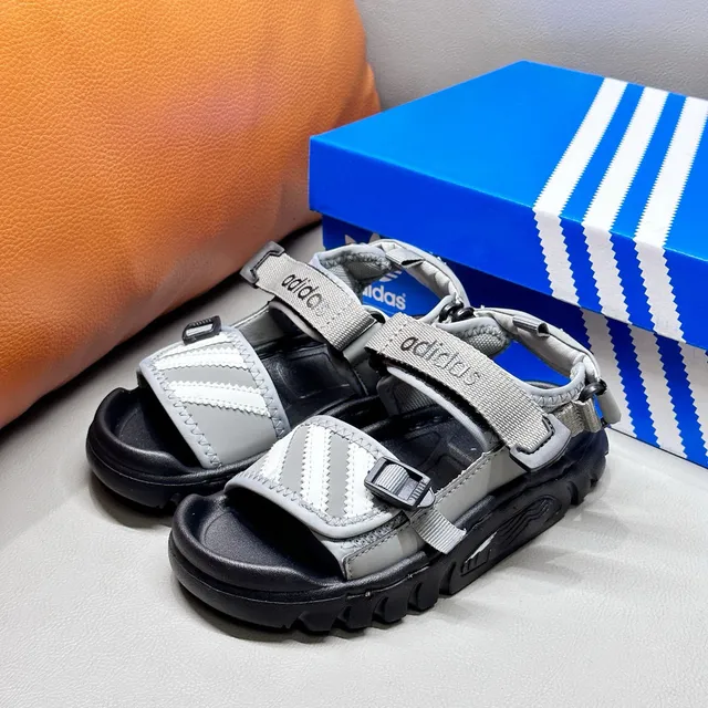 Adidas صندل أسود وأبيض بثلاث شرائط للأطفال 17