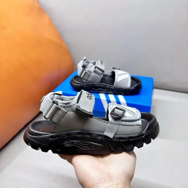 Adidas صندل أسود وأبيض بثلاث شرائط للأطفال 18
