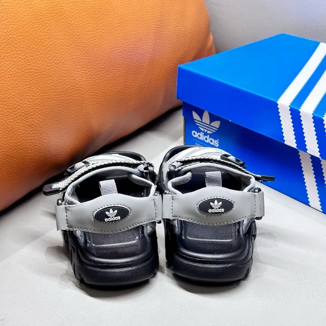 Adidas صندل أسود وأبيض بثلاث شرائط للأطفال 19