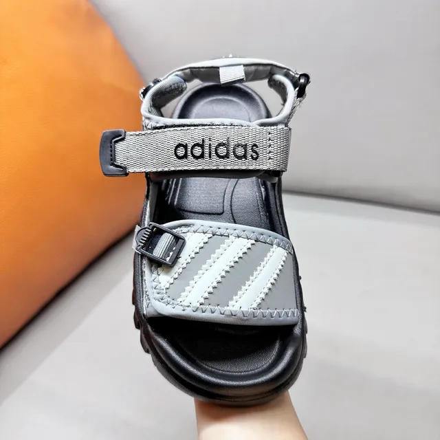 Adidas صندل أسود وأبيض بثلاث شرائط للأطفال 20