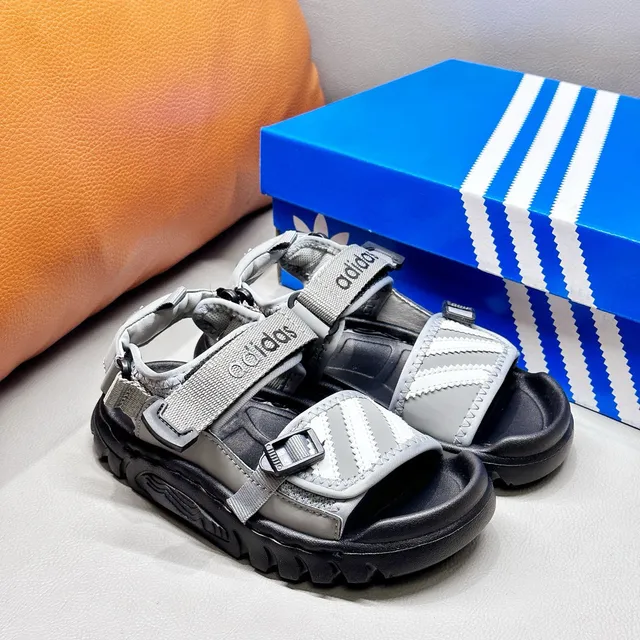 Adidas صندل أسود وأبيض بثلاث شرائط للأطفال 21