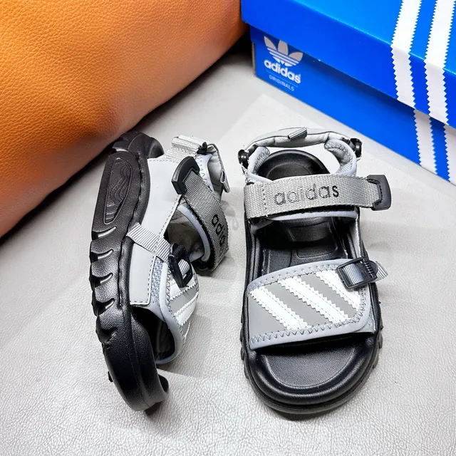 Adidas صندل أسود وأبيض بثلاث شرائط للأطفال 22