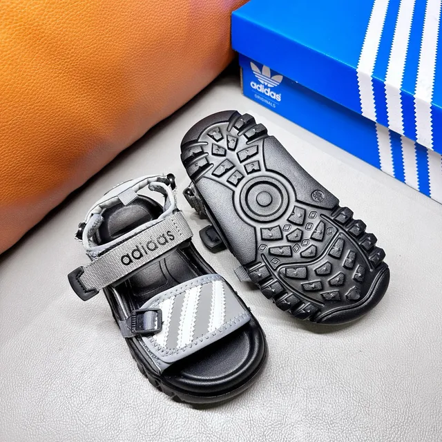 Adidas صندل أسود وأبيض بثلاث شرائط للأطفال 23