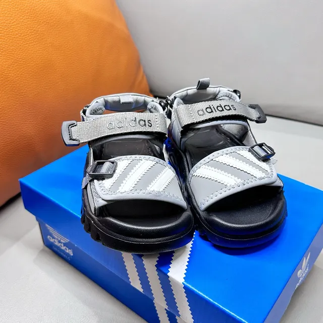 Adidas صندل أسود وأبيض بثلاث شرائط للأطفال 24
