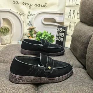 Adidas काला भूरा मखमली ऊपरी पट्टी बंद लूफर
