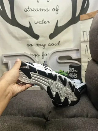 Adidas Negro Plata Zapatillas Lifestyle de Malla Ligera Tres Rayas Recubrimiento Sintético 4