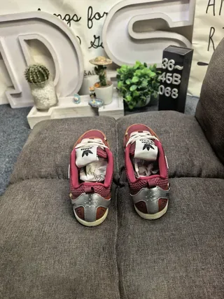 Adidas Negro Plata Zapatillas Lifestyle de Malla Ligera Tres Rayas Recubrimiento Sintético 18