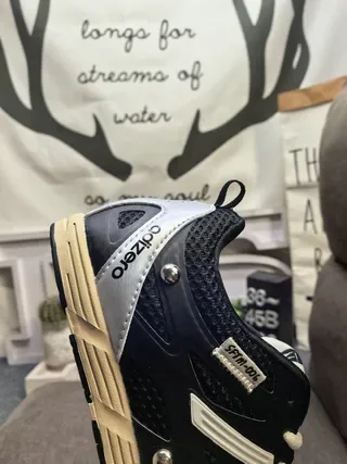 Adidas Negro Plata Zapatillas Lifestyle de Malla Ligera Tres Rayas Recubrimiento Sintético 23
