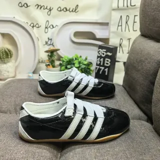 Adidas Chaussures lifestyle noires et blanches en cuir verni brillant avec trois bandes