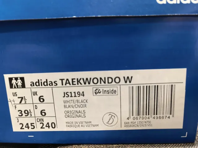 Adidas 黑色白色无鞋带易穿绗缝皮革鞋面室内足球鞋 2